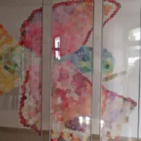 S festivala idrijske čipke je z umetnico Evo Petrič in s pozivom za 
mir po svetu poletela Ptica miru. 910 vrtnic upanja so sklekljali v 
11 državah sveta.