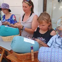 Po Idriji so stoletno dediščino klekljanja predstavljale vse generacije. Miha, Tinkara, Tea, Anka in Anica, so štirje rodovi iz Idrije 
izhajajoče družine Uršič.