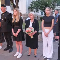 Zaslužne čipkarice in knapi s svojim Srečno na festivalu niso 
manjkali. Čast dviga zastave  so namenili mojstrski, 87-letni 
klekljarici Albini Štucin in mladima Tadeji Bizjak in Niji Primožič.