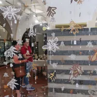 Čebele, klekljane in ob meščanskem čebelnjaku prave, so imele 
osrednjo vlogo na festivalu. Skupaj s čebelarji so širile zgodbo o 
vztrajnosti in preživetju ljudi.