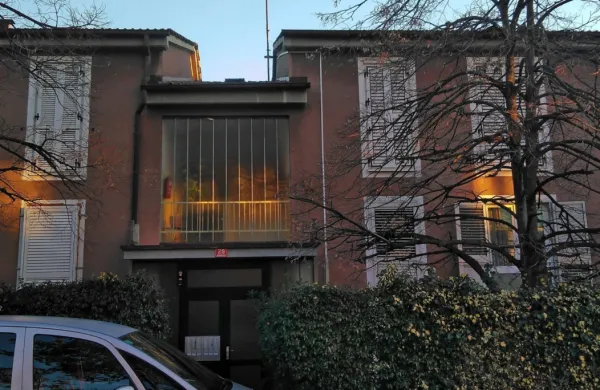 Pred energetsko sanacijo (velike izgube toplote in hladu plesen v stanovanjih).
