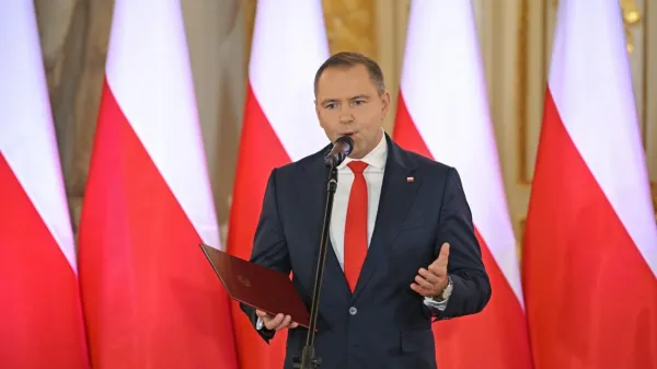 Karol Nawrocki je pred slabim mesecem prevzel uradno listino o izvolitvi za poljskega 
predsednika, mandat bo nastopil v začetku avgusta.