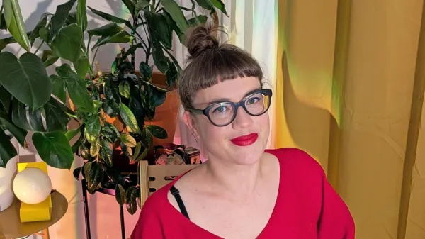 Neža Mekota se poveča oblikovanju in scenografiji.