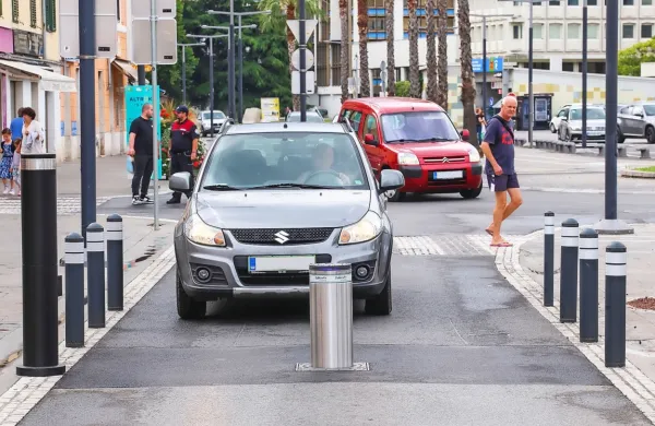  Danes  zjutraj se je  zopet dvignil potopni valj na Pristaniški ulici v 
Kopru in voznikom sporočil, da vožnja ob mestni promenadi poleti 
ni več samoumevna.