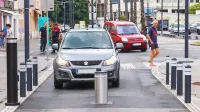  Danes  zjutraj se je  zopet dvignil potopni valj na Pristaniški ulici v 
Kopru in voznikom sporočil, da vožnja ob mestni promenadi poleti 
ni več samoumevna.