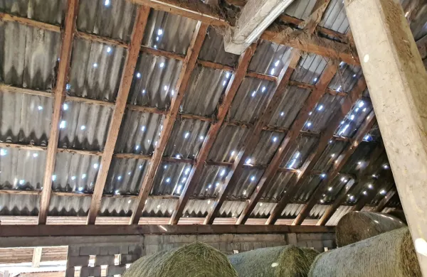 Toča je  poškodovala več  streh  v  
Planini.  