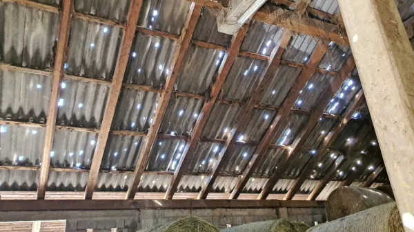 Toča je  poškodovala več  streh  v  
Planini.  