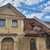 Toča je  poškodovala več  streh  v  Planini.  