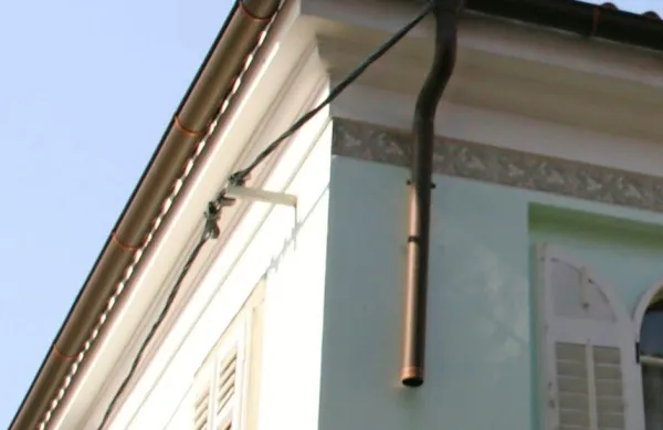 Peterica  osumljenih  je  s  stavb na  Goriškem  kradla  bakrene  
žlebove.  