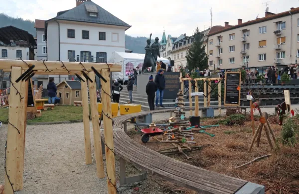 Republiška nagrada za posebne dosežke Mladinskega centra Idrija 
sodi v zimsko dediščinsko deželo škrata Berkmandlca.