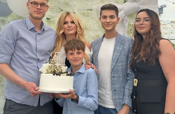 Doslej še nevideno: Tiar, Maja in Damjan v družbi starejšega sina
Jana, ki ga javnost in mediji že leta nismo videli, in njegove
partnerice Tjaše.