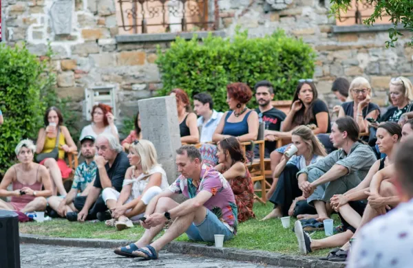 Prostor, kjer se odvija JEFF,  poudarja preprostost in “ljudskost” 
dogodka - ljudje se na vrtovih Pokrajinskega muzeja lahko usedejo 
na travo, kar precej prispeva k vzdušju. 