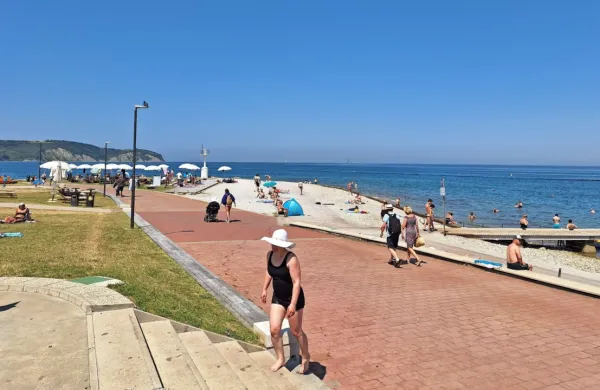 Plaža Svetilnik vabi tudi z atraktivnim razgledom na klife. 