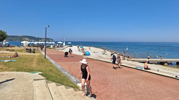 Plaža Svetilnik vabi tudi z atraktivnim razgledom na klife. 