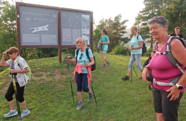 Pohodniki od vsepovsod so minuli vikend spoznavali neandertalčev in naravoverski svet med Reko in Šebreljami z arheološkim najdiščem Divje babe.