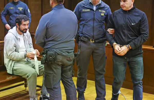 Edi Bajrami (prvi z desne) in Romulo De Souza Silva (prvi  z leve,  sedi) sta  lani  jeseni skupaj sedla na zatožno 
klop.  Bajramija so  po priznanju krivde že  obsodili, sojenje  De  Souzi  Silva  pa je še na začetku.      