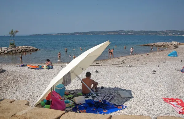 Poleti je treba piti veliko navadne vode, skrbeti za redno osvežitev 
ter se izogibati močnemu soncu.