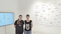 Ana Čigon in Vesna Bukovec v Galerijo Meduza vabita k premisleku o življenjskih ciljih in prioritetah ter o možnosti spremembe sistema, v katerem živimo.