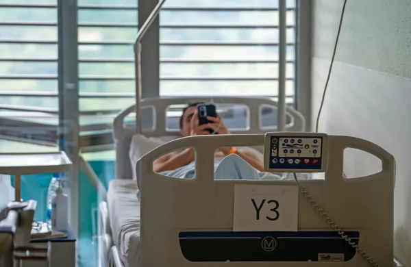  Med bivanjem v postelji bodo preiskovanci lahko uporabljali 
mobilni telefon, računalnik ali brali knjige.