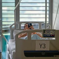  Med bivanjem v postelji bodo preiskovanci lahko uporabljali 
mobilni telefon, računalnik ali brali knjige.