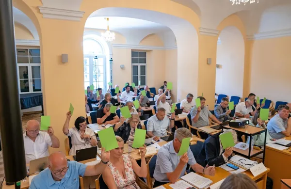 Državni svetniki so se  na seji izjemoma sešli v Šempetru pri 
Gorici. 