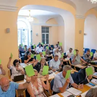 Državni svetniki so se  na seji izjemoma sešli v Šempetru pri 
Gorici. 