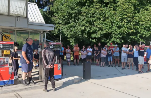 Po prvem protestnem zboru krajanov se bodo jutri ljudje s 
črnovrške planote na zaprti bencinski servis podali z avtomobili in 
vso, tudi najtežjo, mehanizacijo.