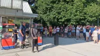 Po prvem protestnem zboru krajanov se bodo jutri ljudje s 
črnovrške planote na zaprti bencinski servis podali z avtomobili in 
vso, tudi najtežjo, mehanizacijo.