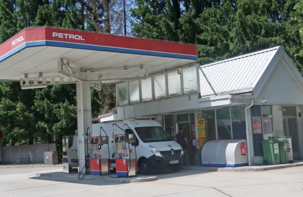 Zaprte bencinske servise v Petrini, Črnem Vrhu nad Idrijo, Solčavi 
in Podkorenu je pripravljeno kupiti portoroško podjetje P&P.