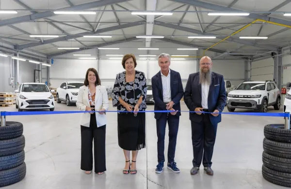 Ob  30-letnici Avtoservisa so  delavnico, namenjeno predelavi in 
vgradnji dodatne opreme v vozila, odprli (z leve) direktorica 
Avtoservisa Koper Sara Morato, predsednica uprave Luke Koper 
Nevenka Kržan, izvršni direktor Skupine Lagermax Thomas Baumgartner in direktor družbe Frikus Transportlogistik Rene Eisbrich.