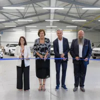 Ob  30-letnici Avtoservisa so  delavnico, namenjeno predelavi in 
vgradnji dodatne opreme v vozila, odprli (z leve) direktorica 
Avtoservisa Koper Sara Morato, predsednica uprave Luke Koper 
Nevenka Kržan, izvršni direktor Skupine Lagermax Thomas Baumgartner in direktor družbe Frikus Transportlogistik Rene Eisbrich.