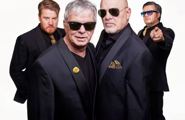 Trenutna zasedba The Stranglers vključuje basista, tekstopisca in 
člana z najdaljšim stažem JJ Burnela poleg Baza Warna (kitara, 
vokal), Jima Macaulaya (bobni, vokal) in Tobyja Hounshama 
(klaviature, vokal).