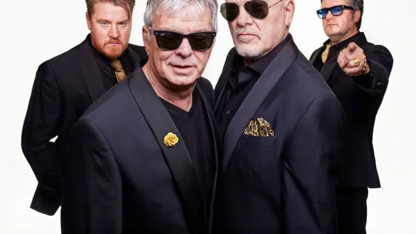 Trenutna zasedba The Stranglers vključuje basista, tekstopisca in 
člana z najdaljšim stažem JJ Burnela poleg Baza Warna (kitara, 
vokal), Jima Macaulaya (bobni, vokal) in Tobyja Hounshama 
(klaviature, vokal).