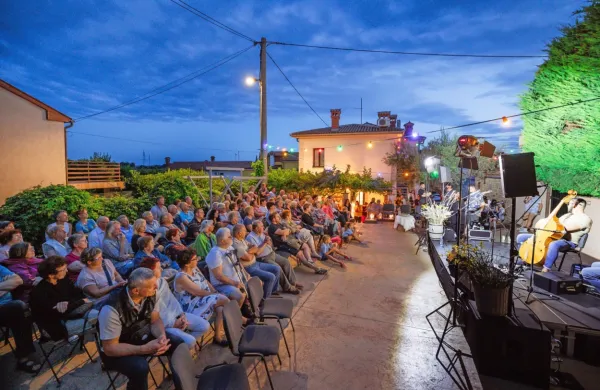 Vračajo se Večeri na placu