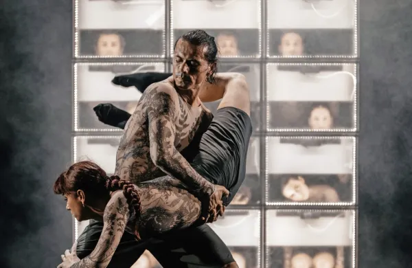 Nastja Bremec Rynia in Michal Rynia bosta z mednarodnim 
plesnim ansamblom in duom Silence nocoj na Cerju premierno 
predstavila plesno-glasbeno predstavo Brezmejno telo.