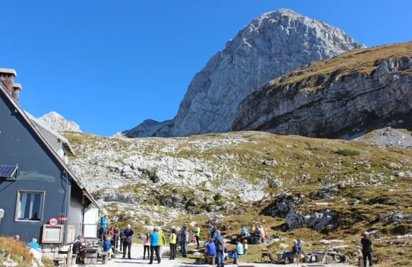 Koča na Mangartskem sedlu je  zaprta, na prvi pogled za hojo 
preprosta okolica pa bo zaradi bližine ceste oblegana tako kot 
lani.