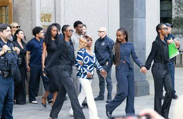  Tako so po včerajšnji odločitvi porote s sodišča odkorakali 
Combsovi  družinski člani (v ospredju Combsova mama in 
hčere).