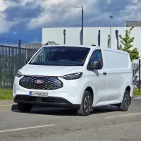 Ford je večino svojega gospodarskega programa vozil elektrificiral. Zadnji v vrsti je etransit custom.