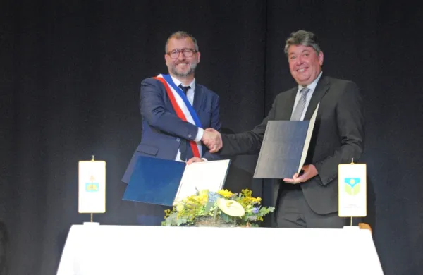 Župana občin Milan Turk (desno)  in Olivier Grima sta podpisala  
listino o pobratenju med občinama Šempeter-Vrtojba in Castelculier iz Francije. 