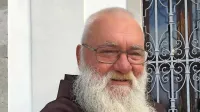 Vedno nasmejan pater Niko  je s poslikavo sprejel mlade udeležence delavnice  Zakladi naše Kostanjevice, ki jih  v sklopu 
Dnevov evropske kulturne dediščine organizirata novogoriška 
območna enota ZVKDS in Frančiškanski samostan Kostanjevica.