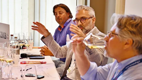 Federico Varazi iz gibanja Slow Food med predsednikom kraških 
vinarjev Matejem Škerljem (levo) in povezovalcem simpozija o 
vitovski Stefanom Cosmo.