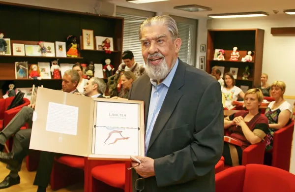 Ciril Zlobec (1925-2018) na predstavitvi jubilejne zbirke Ljubezen, 
čudež duše in telesa leta 2015. 