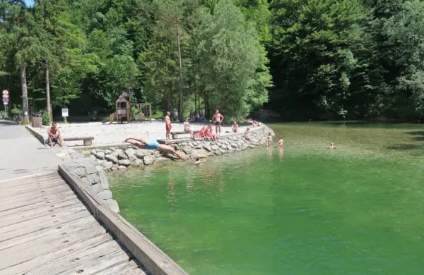 Na še ne pretirano obljudenem naravnem kopališču Lajšt je voda 
minule dni dosegla 20 stopinj Celzija. Ravno prav, pravijo obiskovalci.