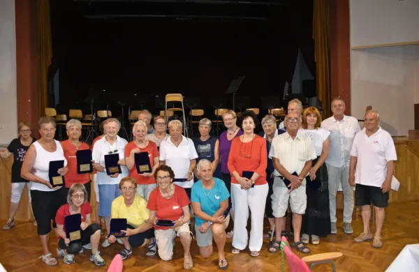 Na jubilejni slovesnosti z vodstvom KS in DU Prvačina so priznanja 
dobile domače zaslužne balinarke in predstavnice ekip, sodelujočih na turnirju.