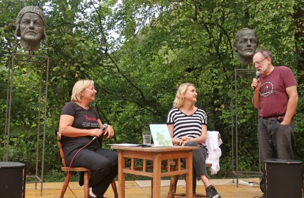 Zdravko Duša je  pred domačijo pri Lukatelu gostil mnoge ustvarjalce,  
leta 2022 med drugimi  Ireno Štaudohar (desno) in Darjo Groznik. 