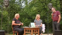 Zdravko Duša je  pred domačijo pri Lukatelu gostil mnoge ustvarjalce,  
leta 2022 med drugimi  Ireno Štaudohar (desno) in Darjo Groznik. 