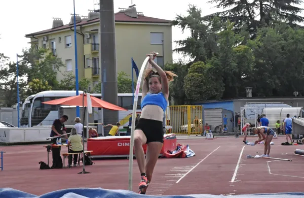 Vita Benedetič je s 420 centimetri izboljšala svoj osebni rekord.