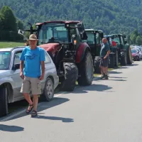Z vseh strani velike črnovrške planote so se domačini z vsemi 
razpoložljivimi motornimi vozili napotili proti zaprtemu bencinskemu servisu.