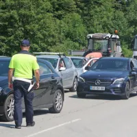 Na shodu se je zbrala množica policistov, a ob mirnem motoriziranem protestu ljudi s črnovrške planote niso imeli veliko 
dela.