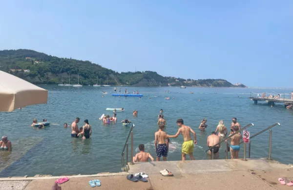 Splavi na plaži Term Krka so priljubljeni zlasti med mladimi.  
